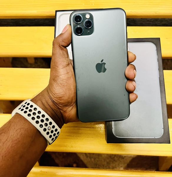 iPhone 11 Pro Max for  sale  in Vavuniya