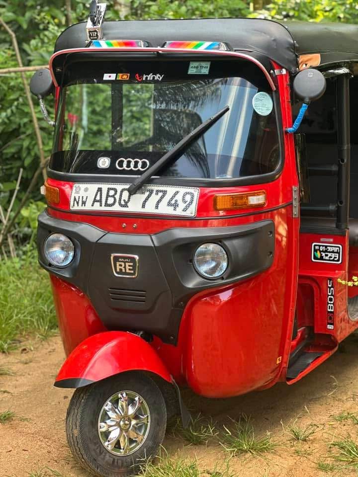 Bajaj 4 stroke Three wheel For Sale in Kandy